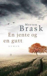 Side 5 Ny skjønnlitteratur ~ fortsetter Morten Brask: En jente og en gutt. Spartacus En øy i Middelhavet. Fra en veranda ser han henne stå i skyggen fra daddelpalmene i hotellets hage.