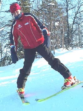 Fra grunnposisjonen med jamnstilte, parallelle ski viser du hvordan man presser bakskiene utover. Utøveren kan gjerne bevisstgjøres plogstilling ved å hoppe eller gå ut riktig stilling på flat mark.