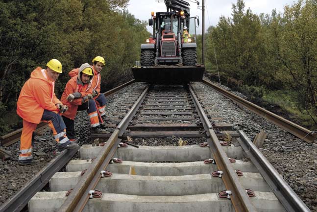 KONTRASTER: Et gammelt og nedslitt spor med tresviller erstattet av et godt og solid spor med betongsviller og kraftigere skinner. må også skiftes ut og kobles om, en jobb Jernbaneverket gjør selv.