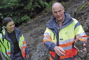 Med Rana-ordførar Geir Waage og stortingsrepresentantane Janne Sjelmo Nordås (Sp) og tor-arne Strøm (Ap) i spissen gjekk 40 friviljuge nyleg laus med motorsag og øks og rydda eit belte på 900 meter