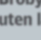 Dekket på broa er tross alt ei papplate. Men han går opp på den. Forsiktig.