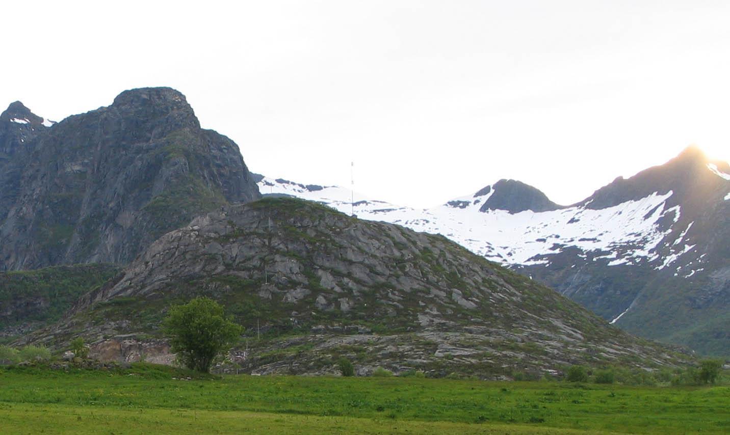 Fjellnamnet Børra. Av Finn Myrvang Børra ved Svolvær er på sitt mest karakteristiske sedd frå Helle. Frå aust er ho meir ei sâlforma høgd, frå Børrvågen trekanta og spiss. Foto Sigmund Sundsbø.