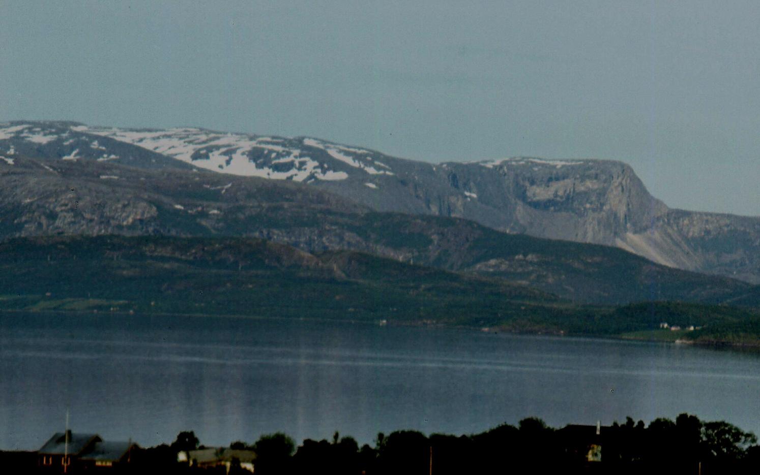 Med unnatak for Børra i Hamarøy ligg alle ved sjøsida. Børra i Hasvik, Andøy og Steigen kunne kallast fjell, men Norgesglasset kallar dei åsar alle.