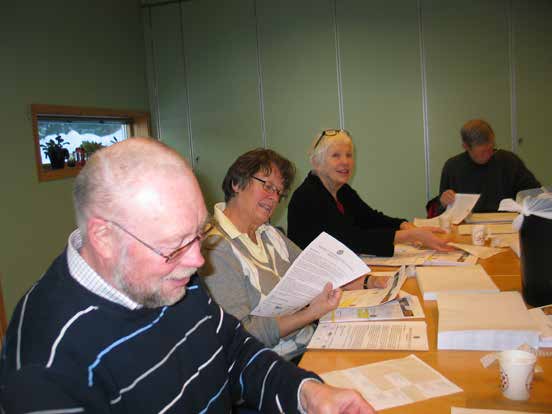 Frivillige i kontorgruppa, Trøndelags Folkemuseums venner, pakker informasjonsmateriell til medlemmene, 2012.