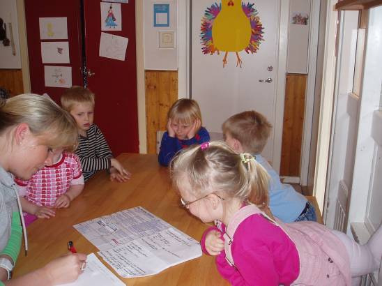 Da vi var ferdig med oppdrag 1, tok vi frem brevet igjen: Det stod at den hemmelige avsenderen hadde tatt med seg lyden til vaskemaskinen inn i en eller annen skog.