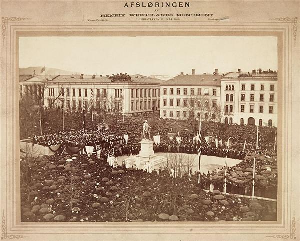 Henrik Wergeland sin kamp for jødane i den norske minnekulturen 1845-1945 Dette er eit bilete frå avdukinga av Wergelandsstatuen på Eidsvolls plass i Christiania 17.