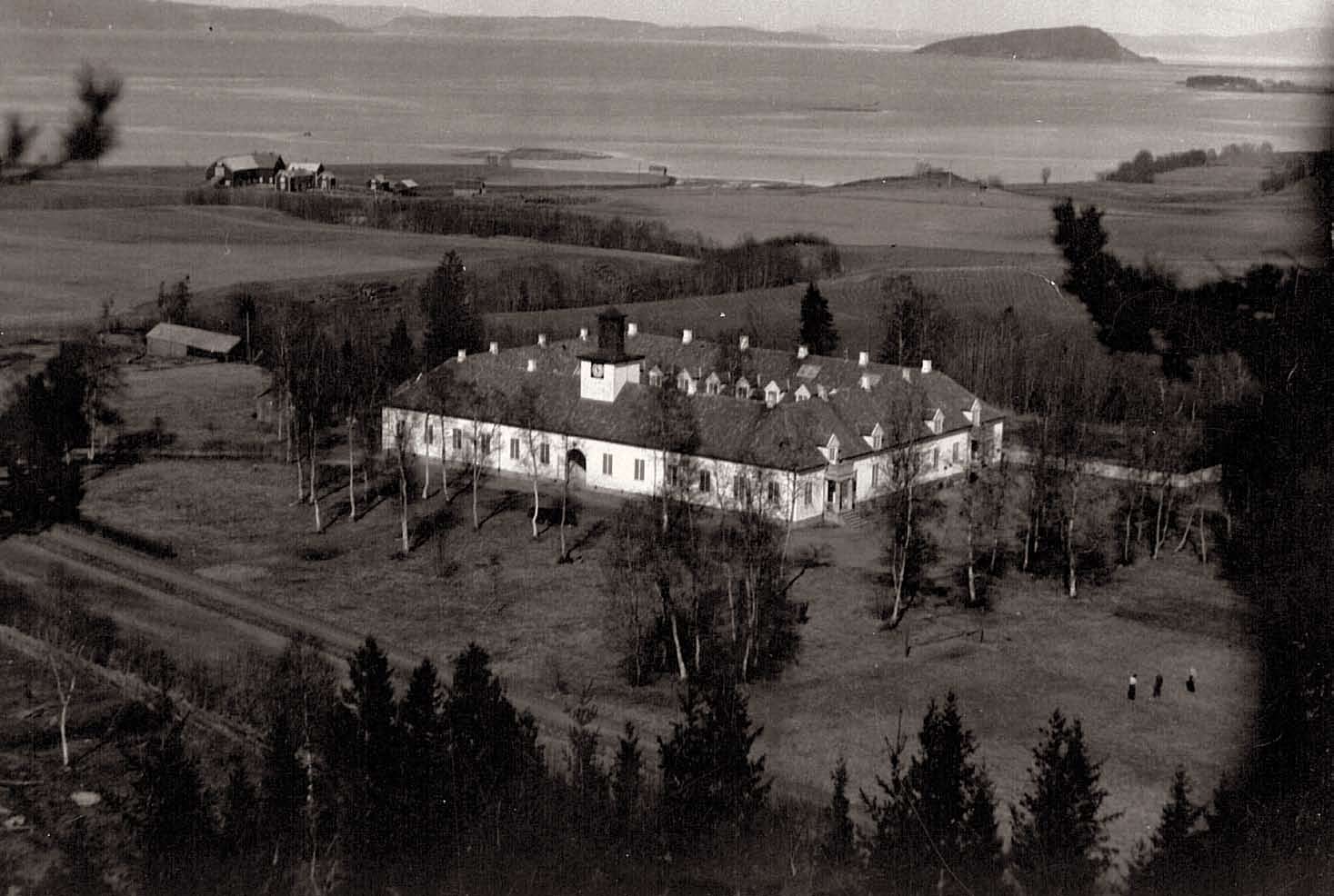 Forslag til særavdeling, tegnet av Claus J. Hjelte Særavdelingen Kort tid etter etableringen av skolehjemmet ble det et behov for deling av elevene, og en egen særavdelingsplass.