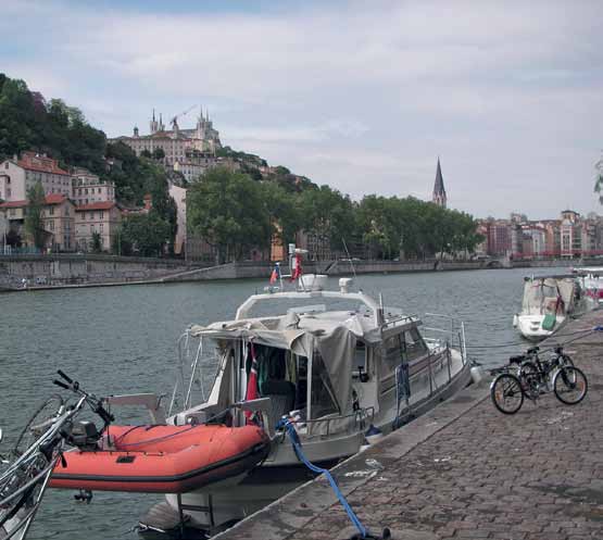 autopilot for å få litt trekk. Også her var det mye fin natur med sandstrender, fjell, flotte hus, gamle bygg og ruiner. Merkelig nok var det lite trafikk på elva.