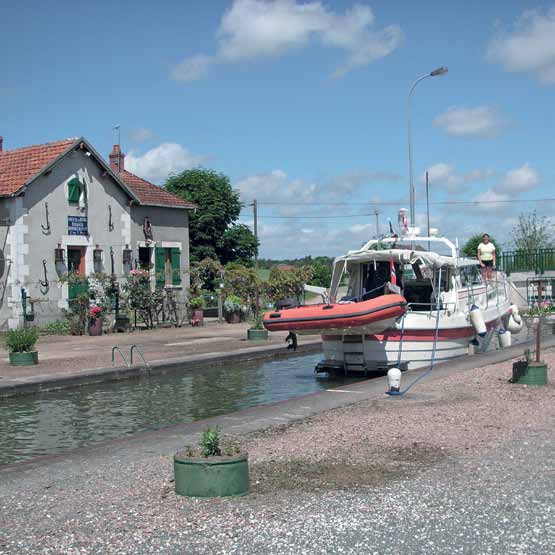 en pest og plage. Da vi så steder som drev med utleiebåter, styrte vi unna. Dermed hadde vi gått gjennom Canal latéral à la Loire.