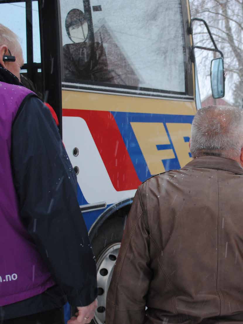 Busstur med En snøfylt desemberdag kjører en blank og restaurert buss av 1981-modell ut fra Fosslia Bosenter i Stjørdal. På bussen sitter en gruppe, forventningsfulle og spente.