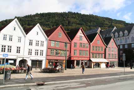 1000 år Hanseatene holdt til på Tyskebryggene i Bergen. 20 Middelalderen Helt fra 1100- til begynnelsen av 1900-tallet var Bergen landets største fiskeeksportby.