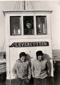 1000 år Med denne båten ble levra kjøpt inn på Stamsund havn på 1920-tallet. This boat was used to buy cod livers in Stamsund harbour in the 1920s. was made during the Lofoten winter cod fishery.