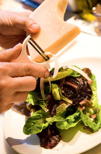 Til en lun potetsalat tilsettes vinaigretten hakket gressløk, dill eller vårløk.