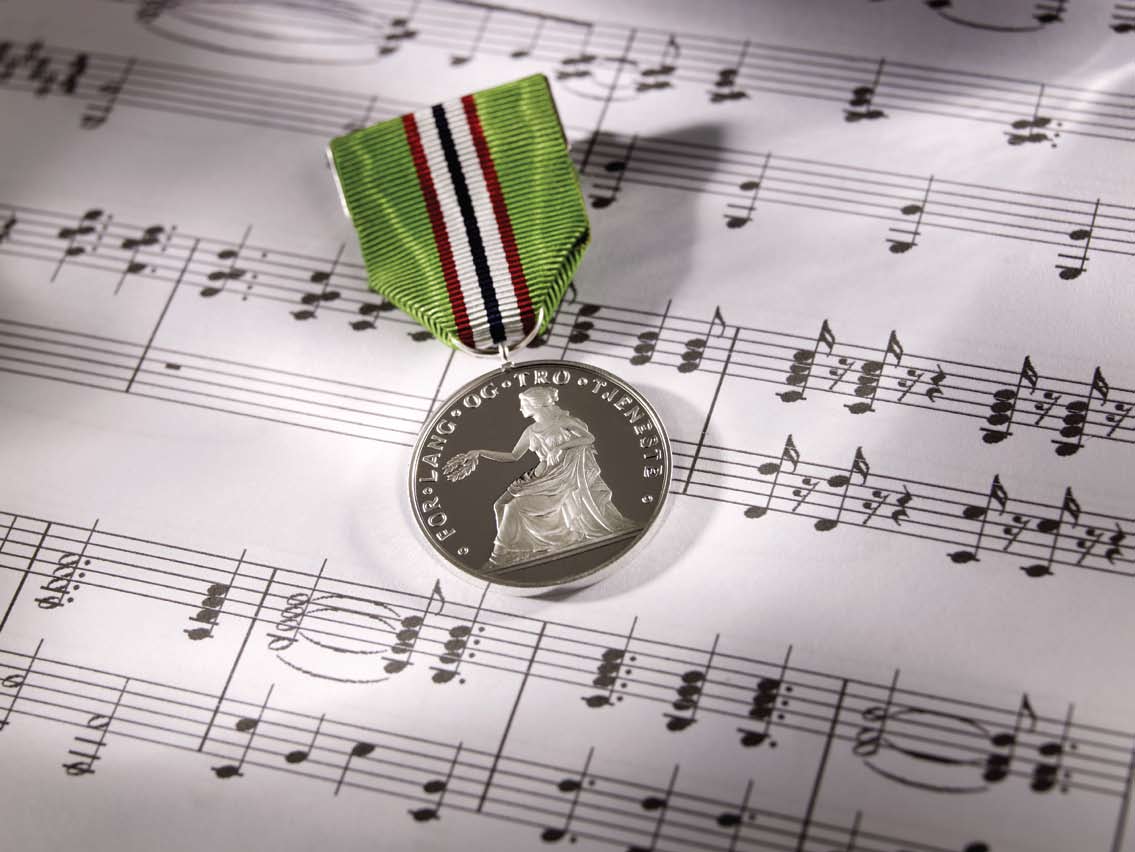 Medaljen for lang og tro tjeneste Medaljen for lang og tro tjeneste ble innstiftet i 1888, og er en heder til arbeidstakere med minst 30 år hos samme arbeidsgiver.