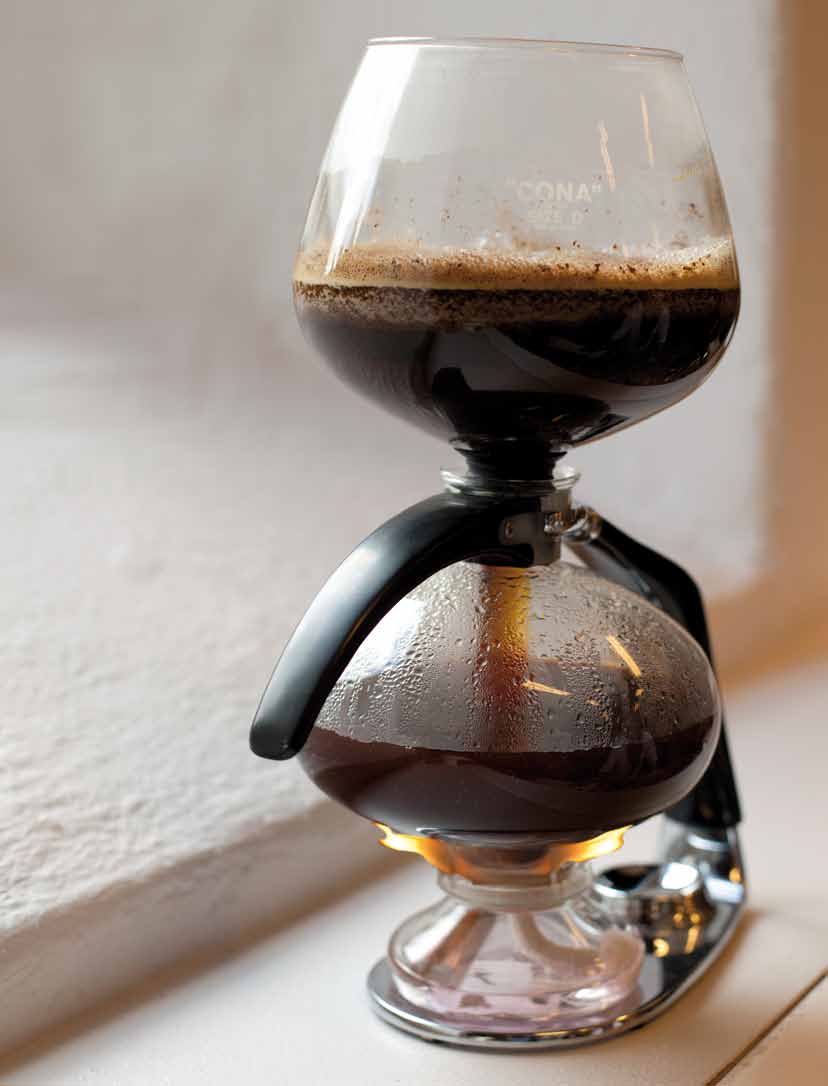 Kaffeskolen Chemex Dette er også en metode for manuell filtrering, men her brukes det et tykkere filter. Dette gjør bryggingen noe langsommere, slik at kaffen er lengre tid i kontakt med vannet.