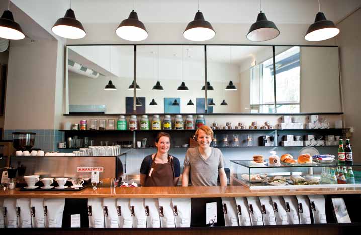 I Niels Juels Gate 70 B heller barista Ivar Bowitz rykende vann over i et kaffetraktesystem som får fotografen til lure på om det er en øvelse fra Den lille kjemikeren vi er vitne til.