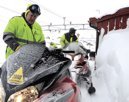 Tekst og foto: ØYSTEIN GRUe Min arbeidsdag Erling Monrad Nesbø drar vinterlua godt ned over ørene og starter snøscooteren utenfor stasjonsbygningen på Finse, 1222 meter over havet.