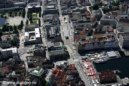 Noen av disse bygårdene er likevel gamle og nedslitte, og en får fort følelsen av at enkelte deler av Møhlenpris tilhører den mindre fasjonable delen av Bergen by.