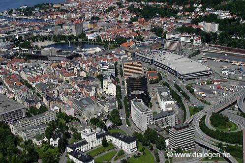 Sentrum er ellers dominert av de store, åpne områdene rundt Lille Lungegårdsvann ( Lillelungeren ) og Torgallmenningen.