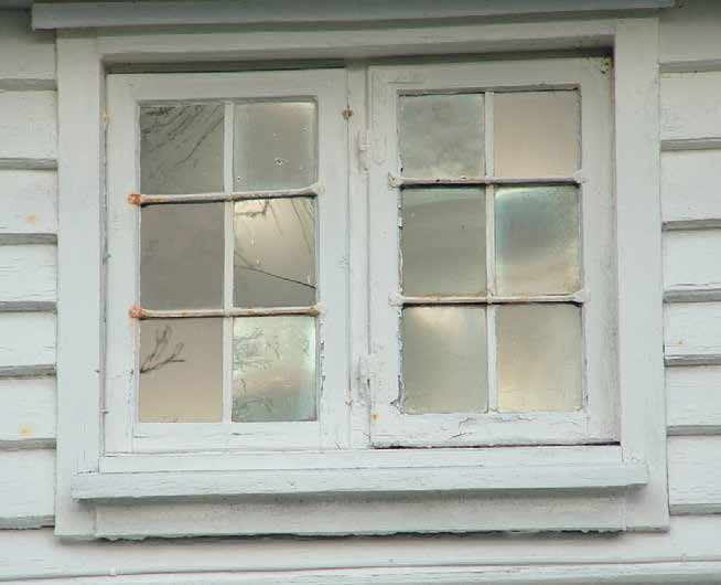 1700-TALLS BYGNINGER Vinduer i bolighus blir vanlig fra begynnelsen av 1700-tallet. De første vinduene var små. Glass var kostbart, og produksjonsmetodene begrenset også størrelsen på glasset.