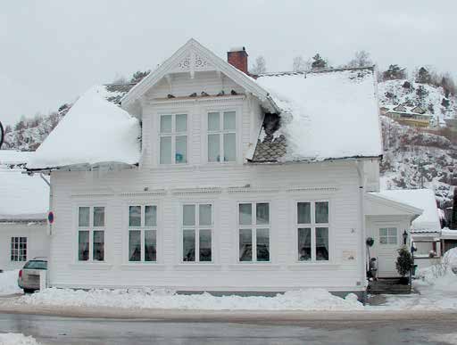 SVEITSERSTIL (1870-1920) I sveitserstilen tas krysspostvindu uten sprosse i nederste ramme i bruk.