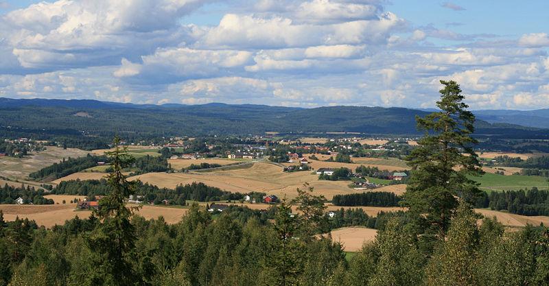 Typisk for lokalisering av vardene er den vide utsikten. Fra her du står nå kan du se 7 kirkesogn forteller Asbjørnsen. Da han var her var åsen uthugget og utsikten meget bedere enn idag.