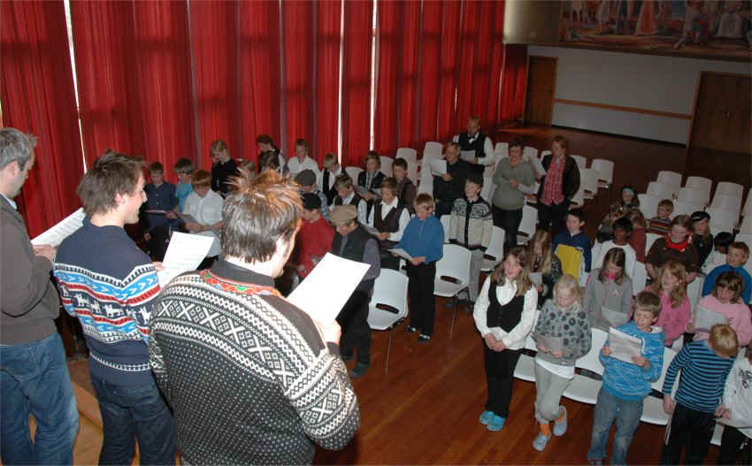 Opera er gøy - også for unger At opera ikke bare er for voksne har Lars Eggen og hans kamerater fra Musikkonservatoriet i Trondheim sammen med elevene på Tylldalskola nå bevist.