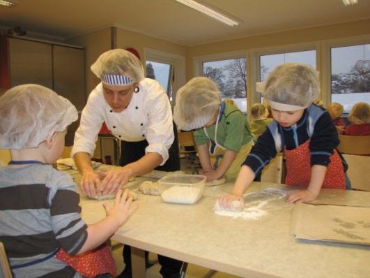 Mat i barnehagen Organisering Barnehagen har bygget et profesjonelt kjøkken som kan produsere mye mat. På kjøkkenet har kokken vår sin arbeidsplass. Kokken lager varm lunsj hver dag hele uka.