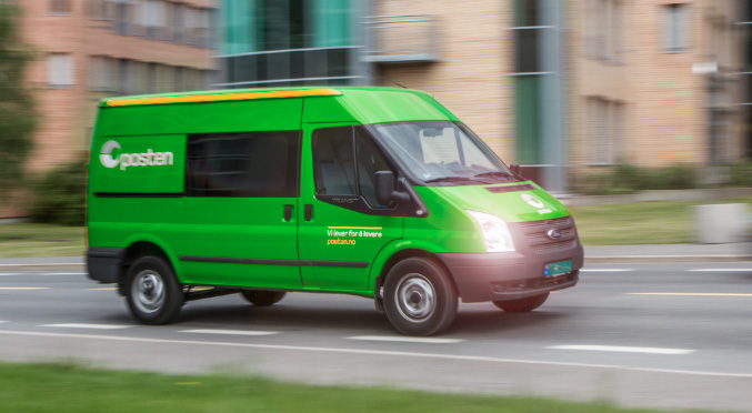 Bilen har endret farge fra rødt til grønt. Bygningene bak bør maskeres vekk i Hue Saturation-laget for å fjerne grønnstikket.