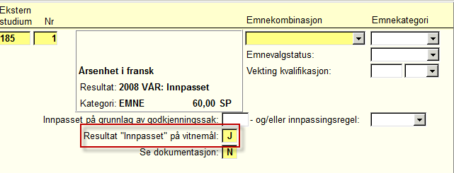 Emnets navn og bokmål/nynorsk. Studentens målform, se bildet Person/student > feltet "Skal tilskrives på", avgjør om emnenavnet blir hentet inn på bokmål eller nynorsk.