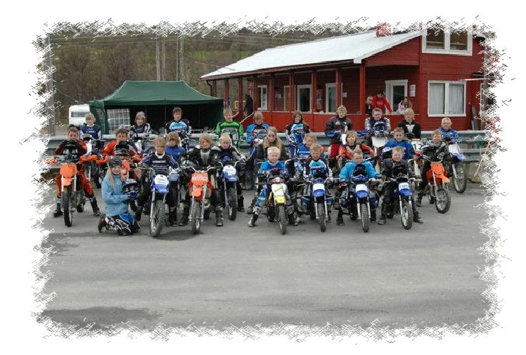 Action på 2 hjul for store og små Motocross (Minicross for de minste) er en populær idrett som opplever økt interesse fra store og små (fra 5 år).