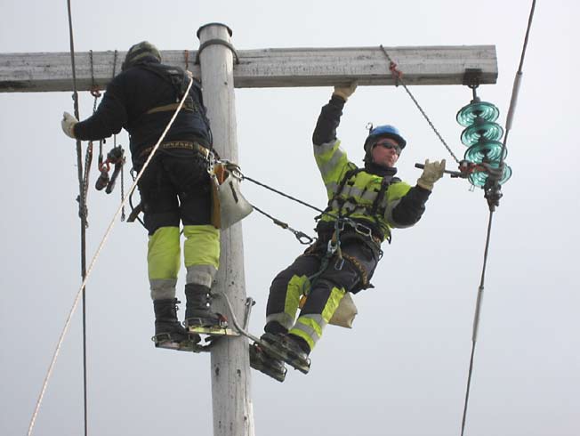 14 15 Toppbefaring 66 kv. Alle hengklemmer åpnes for sjekk av eventuelle trådbrudd. Påsken 2007. 2.3 Planer for 2008.