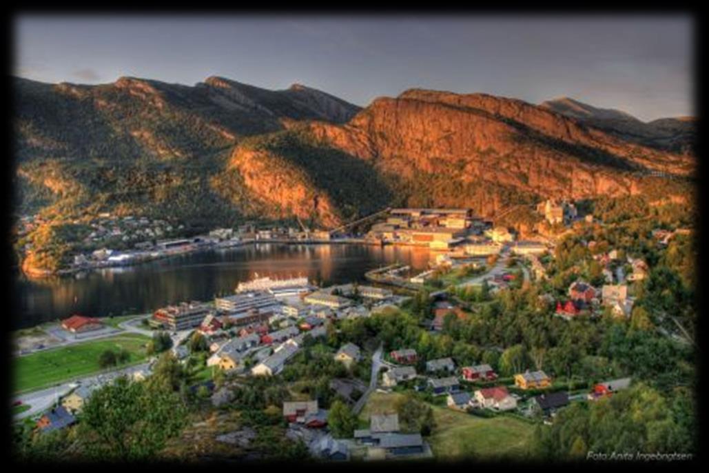 Svelgen Hotell Kafé og Restaurant Svelgen Hotell ligg i Svelgen sentrum. Her kan du kose deg med ein kopp kaffi og noko godt å bite i. Restauranten har utsikt mot fjorden og har ei roleg atmosfære.