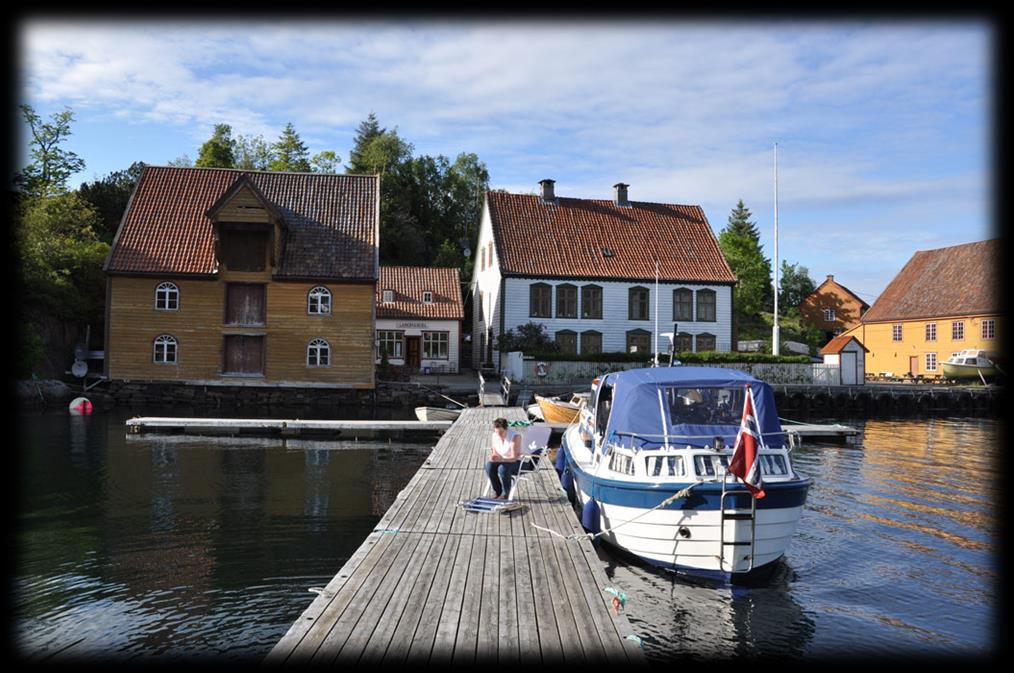 Rugsund Handelsstad har utleige av hus, rom og leilegheiter. Totalt 20-25 sengeplassar i tillegg til teltplassar og gjestehamn.