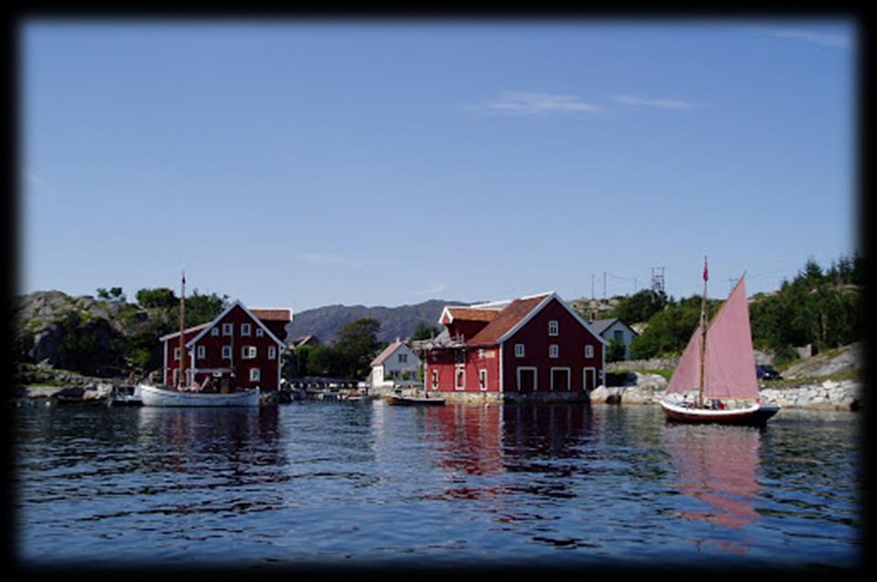 Smørhamn Handelsstad ligg på veg ut mot Kalvåg. Det er eit privilegium å kunne feriere på ein stad som Smørhamn. Her finn ein ro og fred, samt at ein kan ande inn historia som sit i veggane.