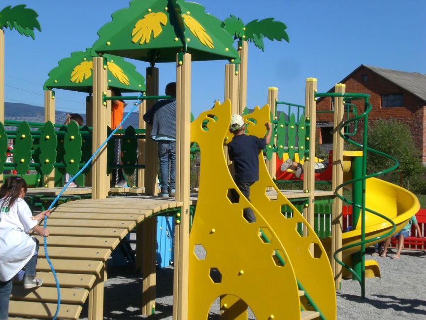 Offisiell åpning av lekeplassen. F ra våre venner i Helsingborg i Sverige, har barneheimen i Uzhgorod fått en ny, stor lekeplass i gave.