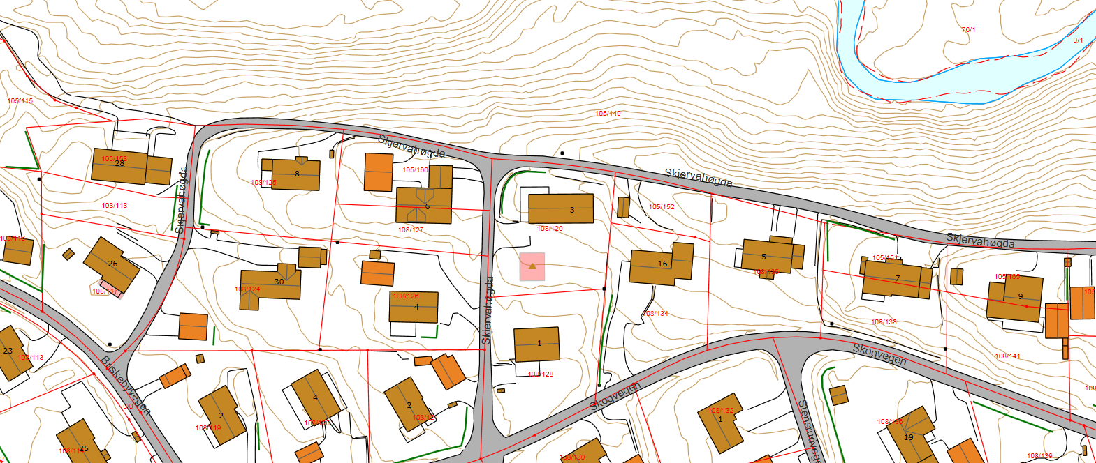Områdets utstrekning er noe lenger øst enn kartskissene viser og omfatter totalt 11 eiendommer med tilleggsarealer, totalt 22 matrikkelenheter.