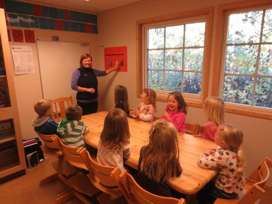 De syv fagområdene i rammeplanen, er i stor grad de samme områder som barn senere vil møte igjen som fag i skolen.