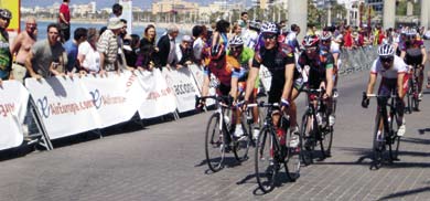Innspurt på sykkelritt på Mallorca. Nesset Elite i føringa. Hele gruppa samlet for oppsummering av dagens tur.