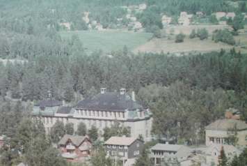 Høybråten Skole er en av de gamle skolene på tre etasjer pluss loft og med luftetårn som rager høyt over landskapet ellers. Da krigen begynte kom tyskerne allerede 10.