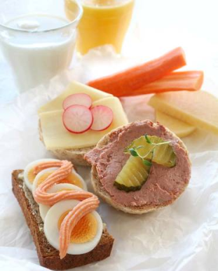 Matpakke - en smart norsk tradisjon Brødskiver med pålegg Melk Frukt og grønt Varier med salat, omelett, pastasalat, middagsrester, wraps eller kornblanding i en boks.