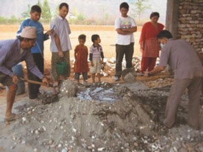 6 Dugnad for ny kirke i Nepal Normisjons misjonær Alice Holmen deltok på dugnad da menigheten i Chaujahari i Nepal endelig kunne bygge sin egen kirke.