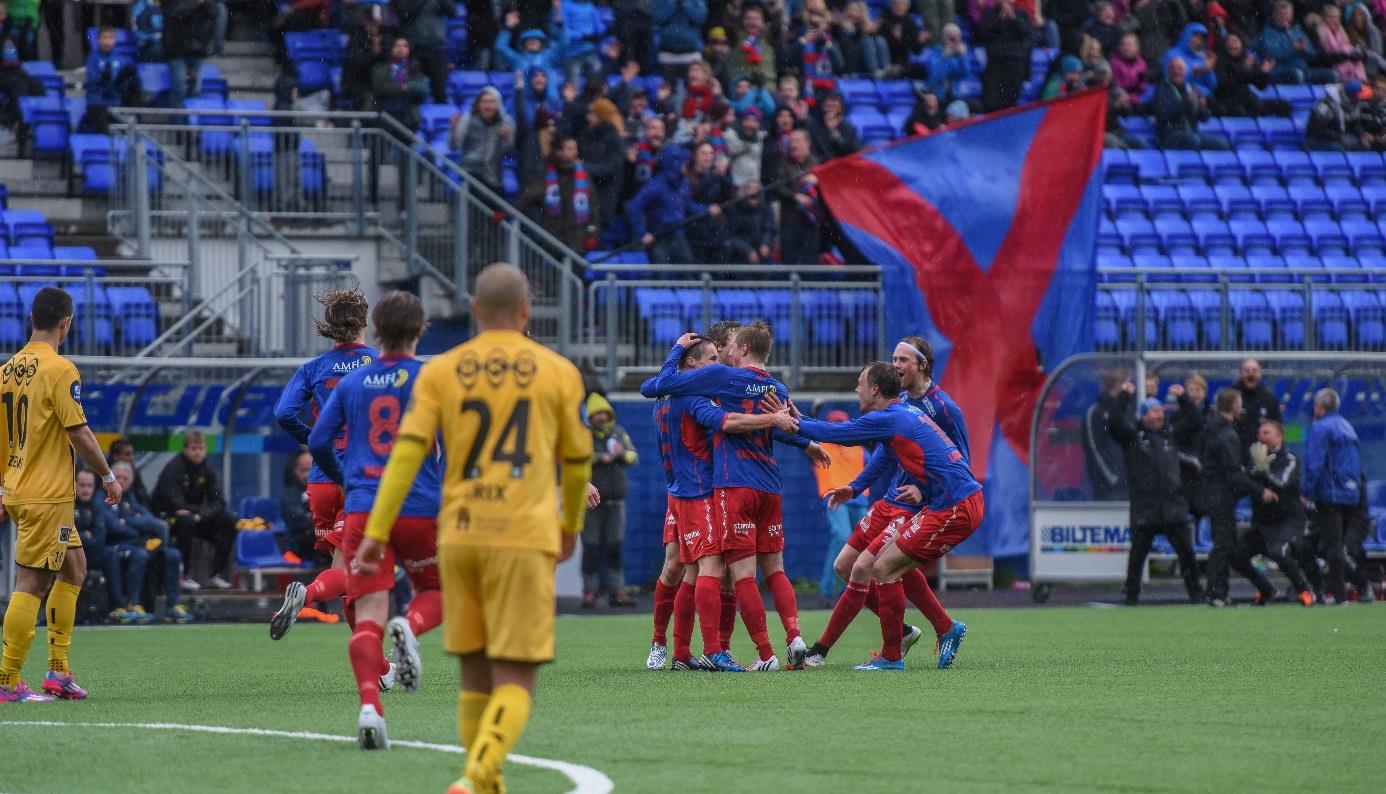 Torsdag 4. Juni 2015 Ett år etter. Æ tror glimt score minst ett i dag, sa jeg til Alf-Kondrad, mens vi myste ned på den enorme Sané i oppvarming.