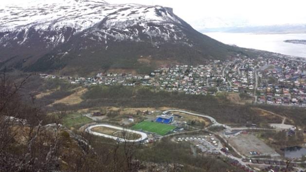 4. juni, Tromsdalens nasjonaldag av Espen Renø Svendsen, Tindfoting Det er hardt, ingen tvil om det Hvis du er født og oppvokst i Tromsdalen, er du dømt til å leve et liv med uoppfylte drømmer.