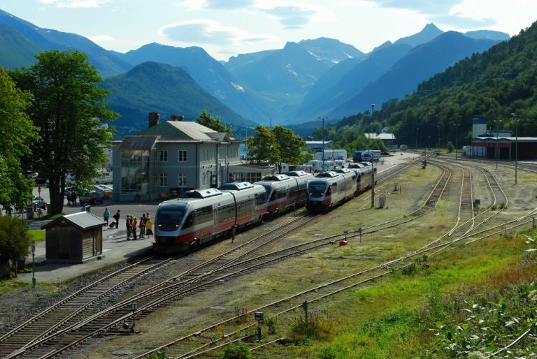 1-7 Frå Regional transportplan; Reisetidsforhold mellom byar i Region Midt Reisetidsforholdet mellom bil og buss (og tog og båt der det er aktuelt) for strekningane mellom byane i Møre og Romsdal (og