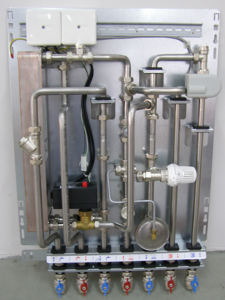 10.3 Kombinert fordelingssentral for varme, sanitær og andre tekniske installasjoner I sanitærinstallasjonen benyttes i dag vesentlig rør-i-rør systemet. Dette krever en fordelingssentral for hhv.