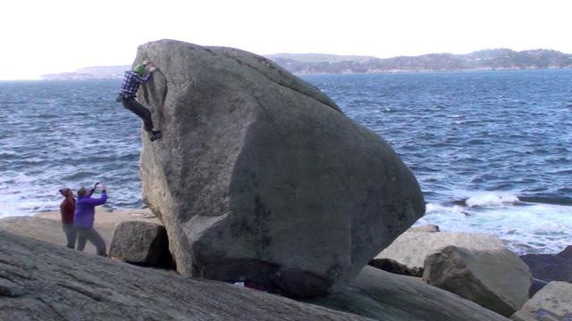 flybillett. Antall plasser: 15 personer Turleder: Anette Trondsen (a.trondsen@gmail.com) Buldretur til Sandefjord I Sandefjord finner man det flotte buldrefeltet Ula som ligger rett ved Ulastranda.