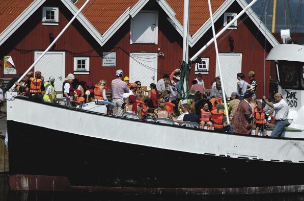 Holmestrand i bilder Sjørøverne gjør seg klar. Foto: Stein J. Vadet Yrende liv ved Båthuset Foto: Stein J.