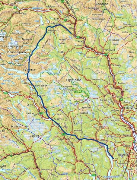 Fra toppen er det mange lange, slake nedoverbakker mot Randsverk. Ved Randsverk må du være obs på at veien tar østover (vil bli merket) mot Heidal og elva Sjoa.