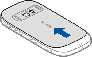 Sette inn eller ta ut et minnekort Bruk bare kompatible microsd-kort som er godkjent av Nokia, sammen med denne enheten.